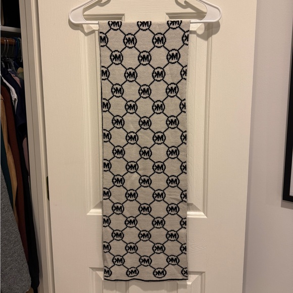 Micheal Kors Winter Scarf - Picture 2 of 2